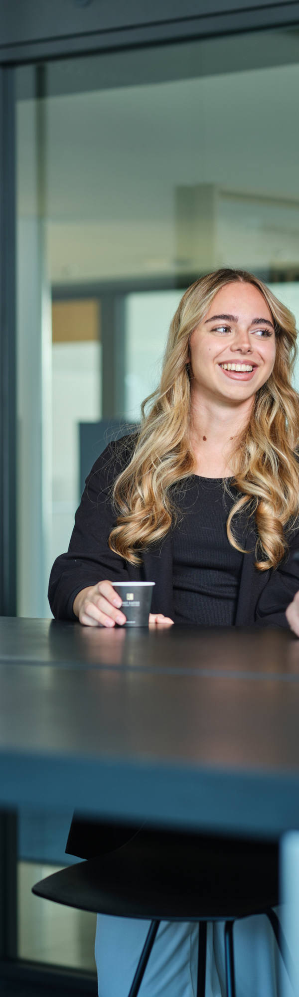 team-mitarbeitende-pause-gespraech-sitzungszimmer