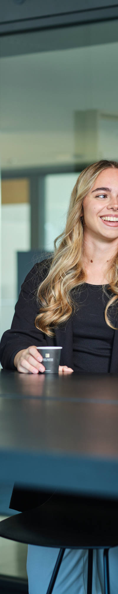 team-mitarbeitende-pause-gespraech-sitzungszimmer