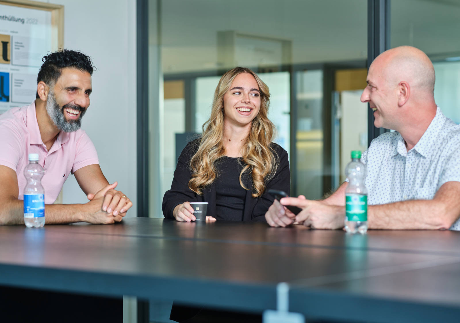 team-mitarbeitende-pause-gespraech-sitzungszimmer