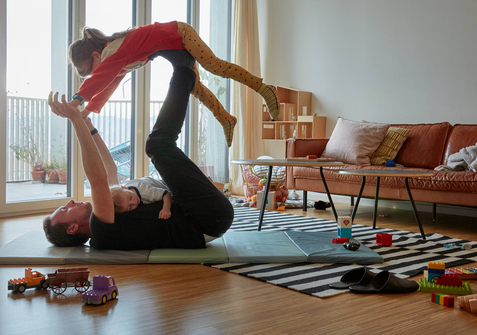 Vater turnt mit Kindern