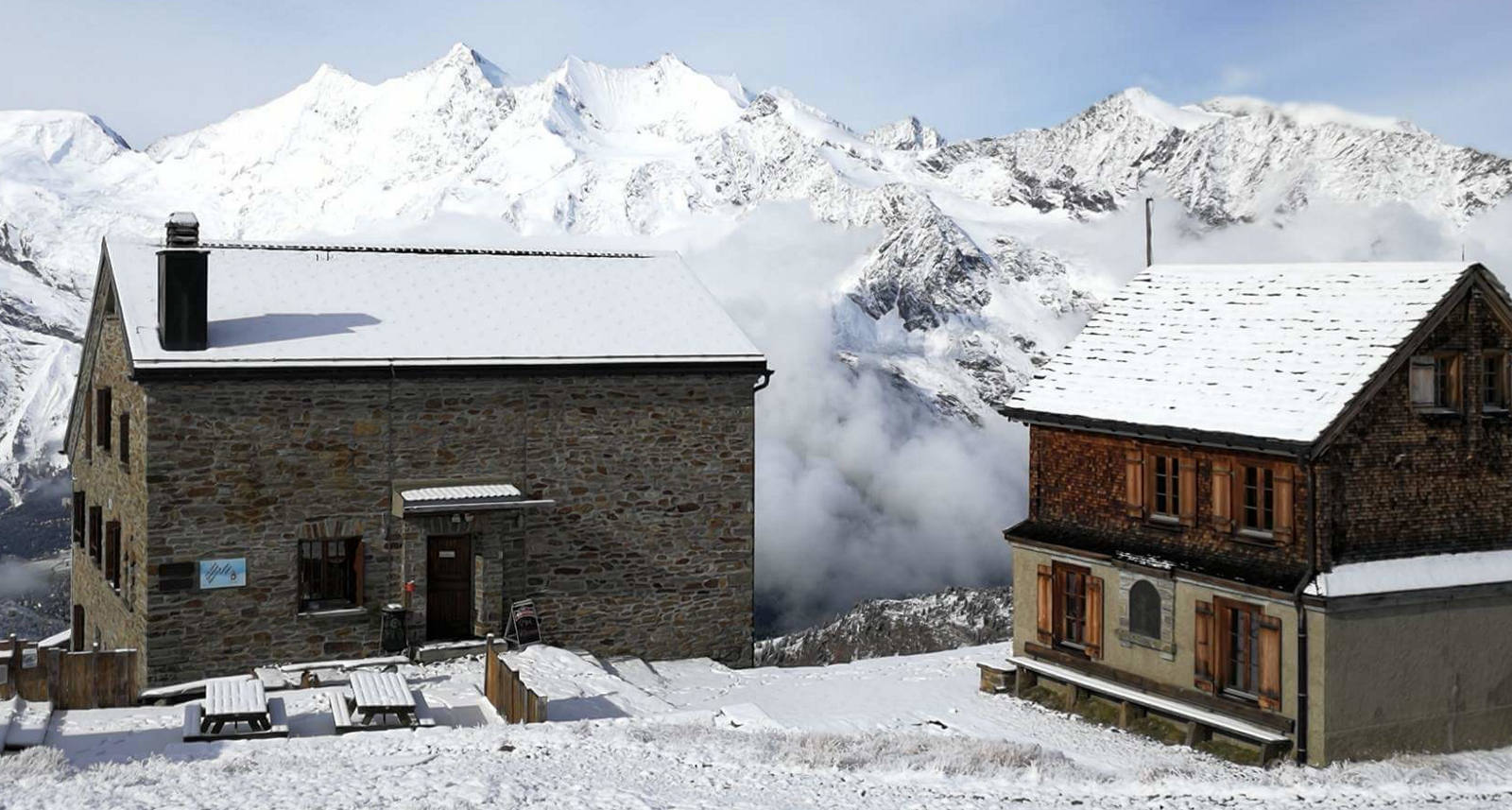 Weissmieshütte im Schnee