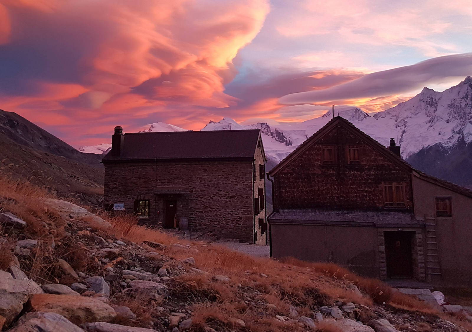 Weissmieshütte bei Sonnenuntergang