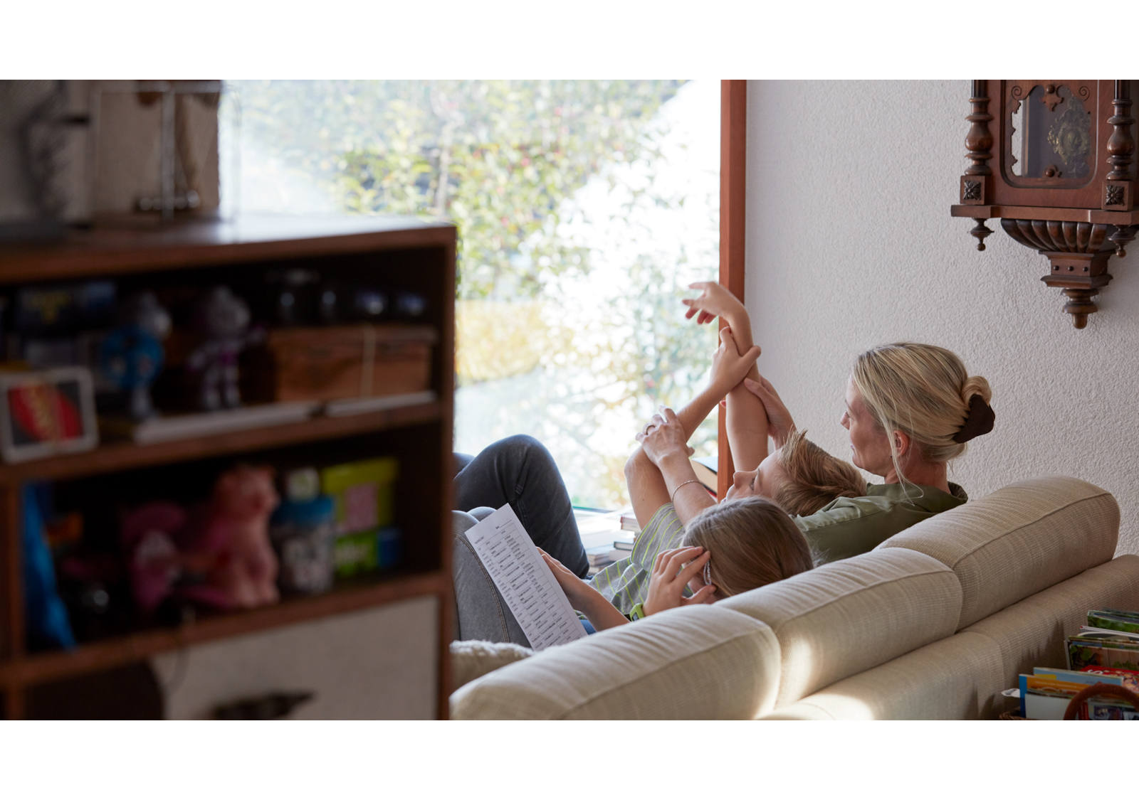 Mutter mit Kindern im Wohnzimmer