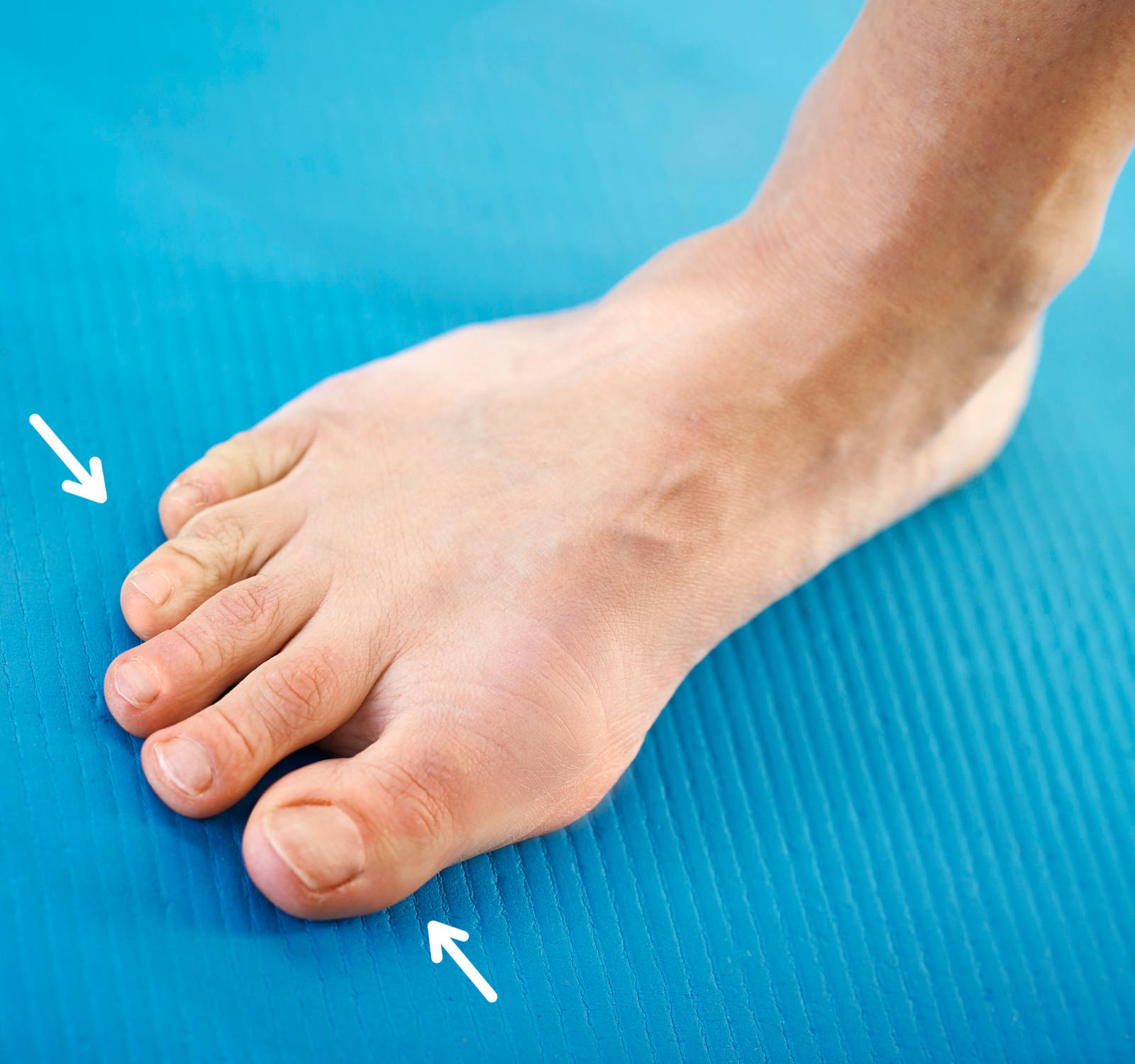 Gymnastique des pieds: orteils écartés